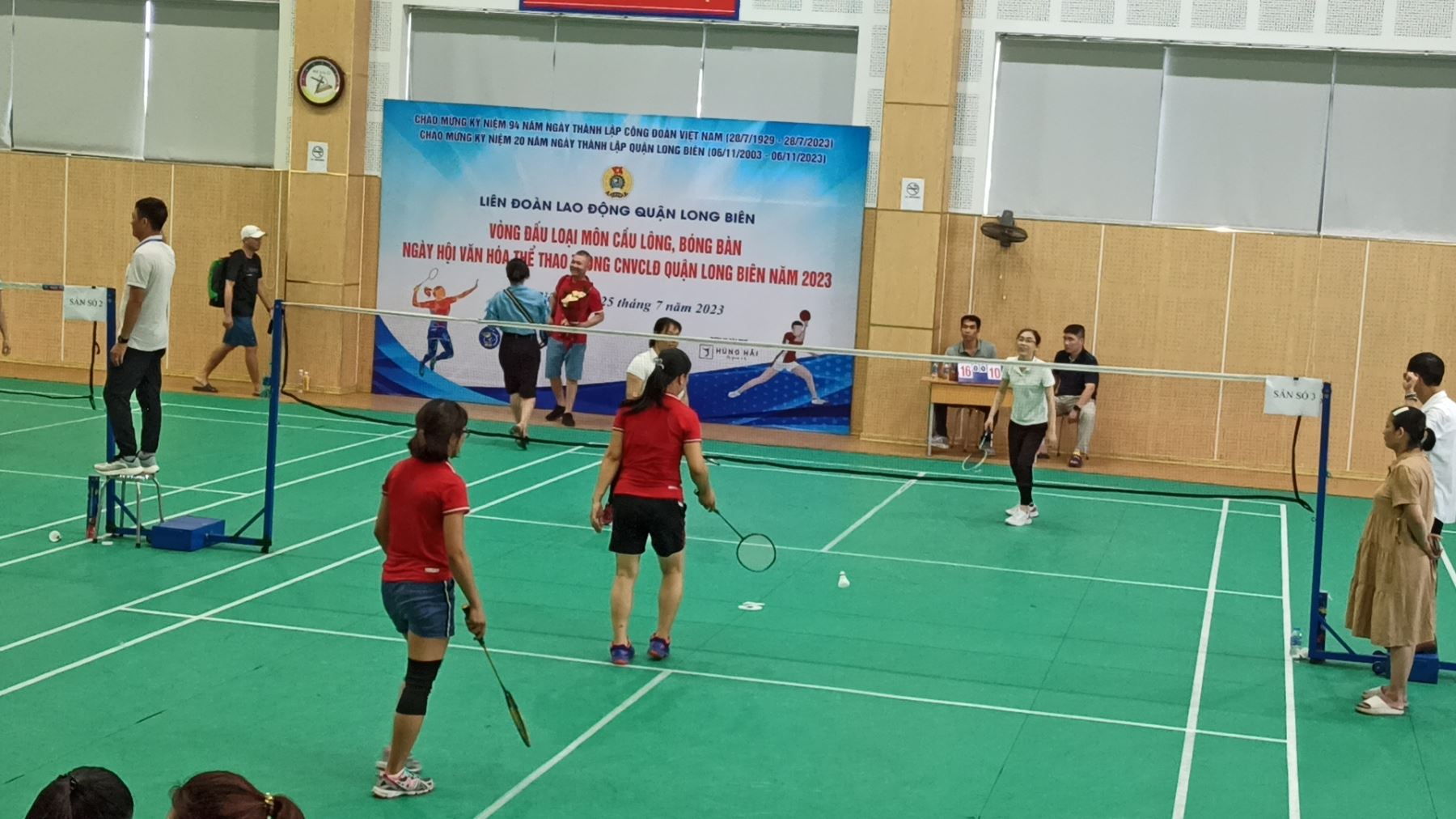 Vận động viên cầu lông Trường MN Ánh Sao tham gia Ngày hội văn hóa thể thao trong CNVCLĐ quận Long Biên