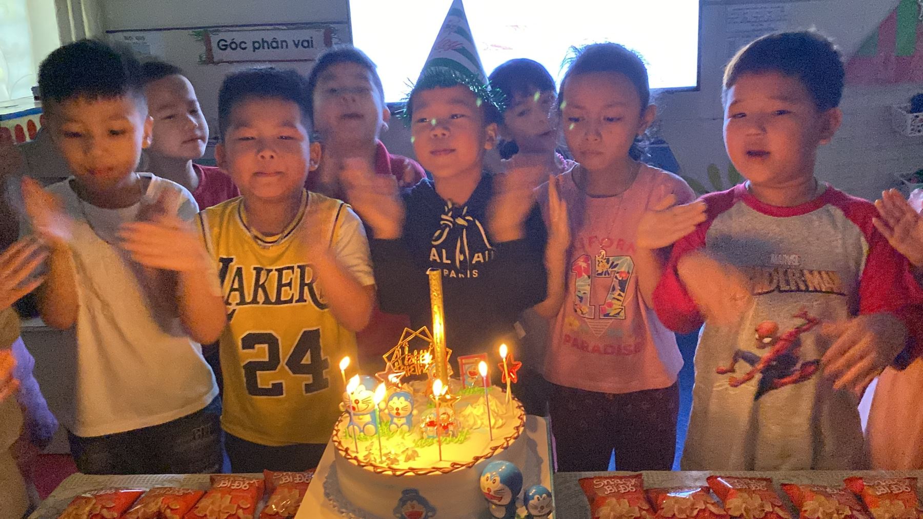 Hình ảnh các bé lớp MGL A2 chúc mừng sinh nhật bạn Trung Hiếu tròn 6 tuổi.