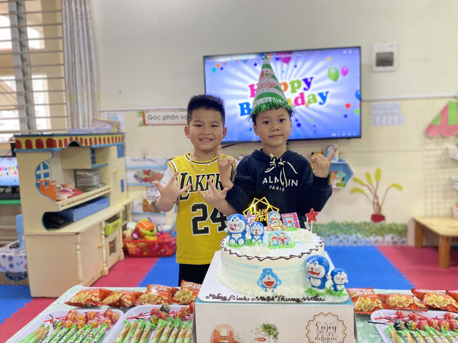 Hình ảnh các bé lớp MGL A2 chúc mừng sinh nhật bạn Trung Hiếu tròn 6 tuổi.
