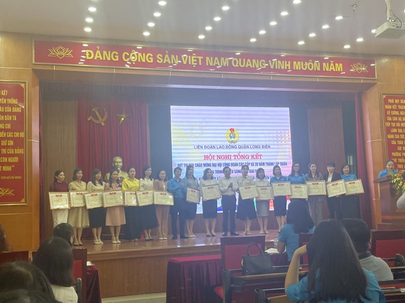Công đoàn Trường Mầm non Ánh Sao vinh dự đón nhận giấy khen của Liên đoàn Lao động Quận Long Biên