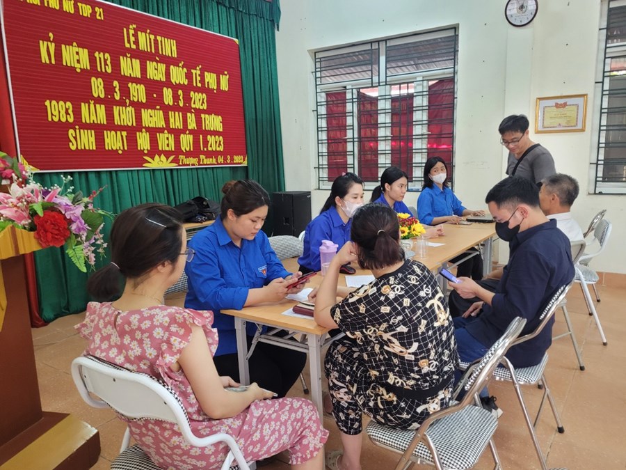 Đoàn Thanh niên trường MN Ánh Sao - hỗ trợ người dân cài đặt định danh điện tử