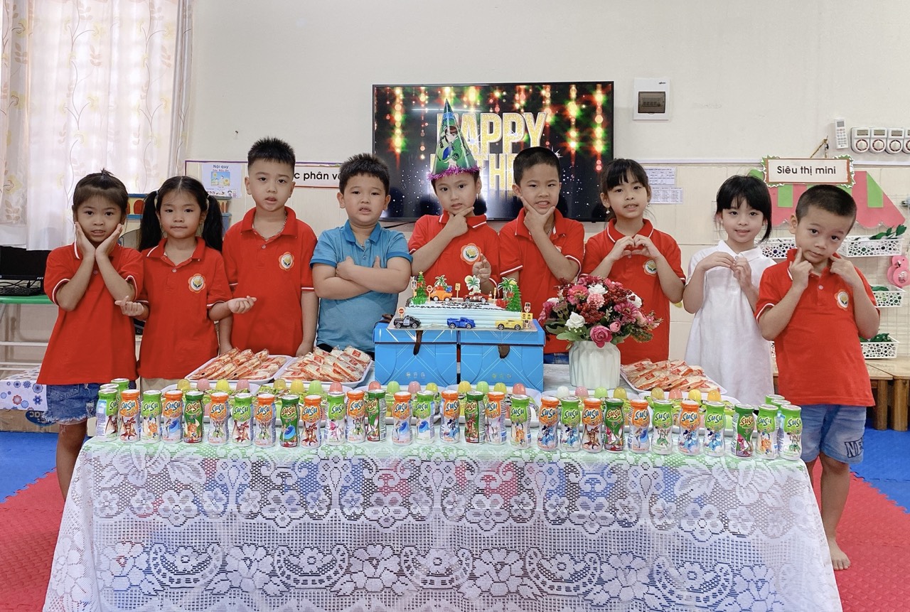 Hình ảnh các bé lớp MGL A2 vui chúc mừng sinh nhật bạn Hỷ Minh Hoàng