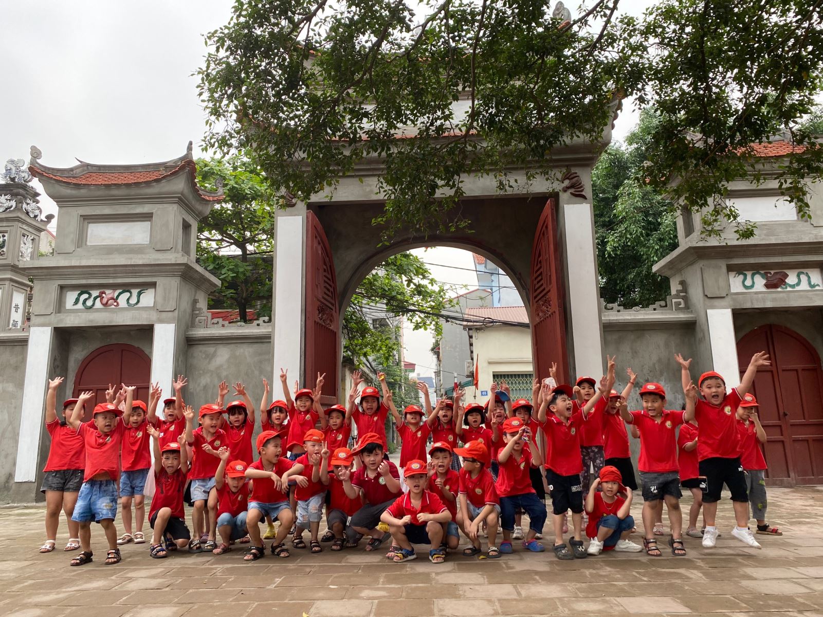 Hình ảnh các bạn nhỏ lớp MGL A2 thăm quan Đình Làng Thanh Am