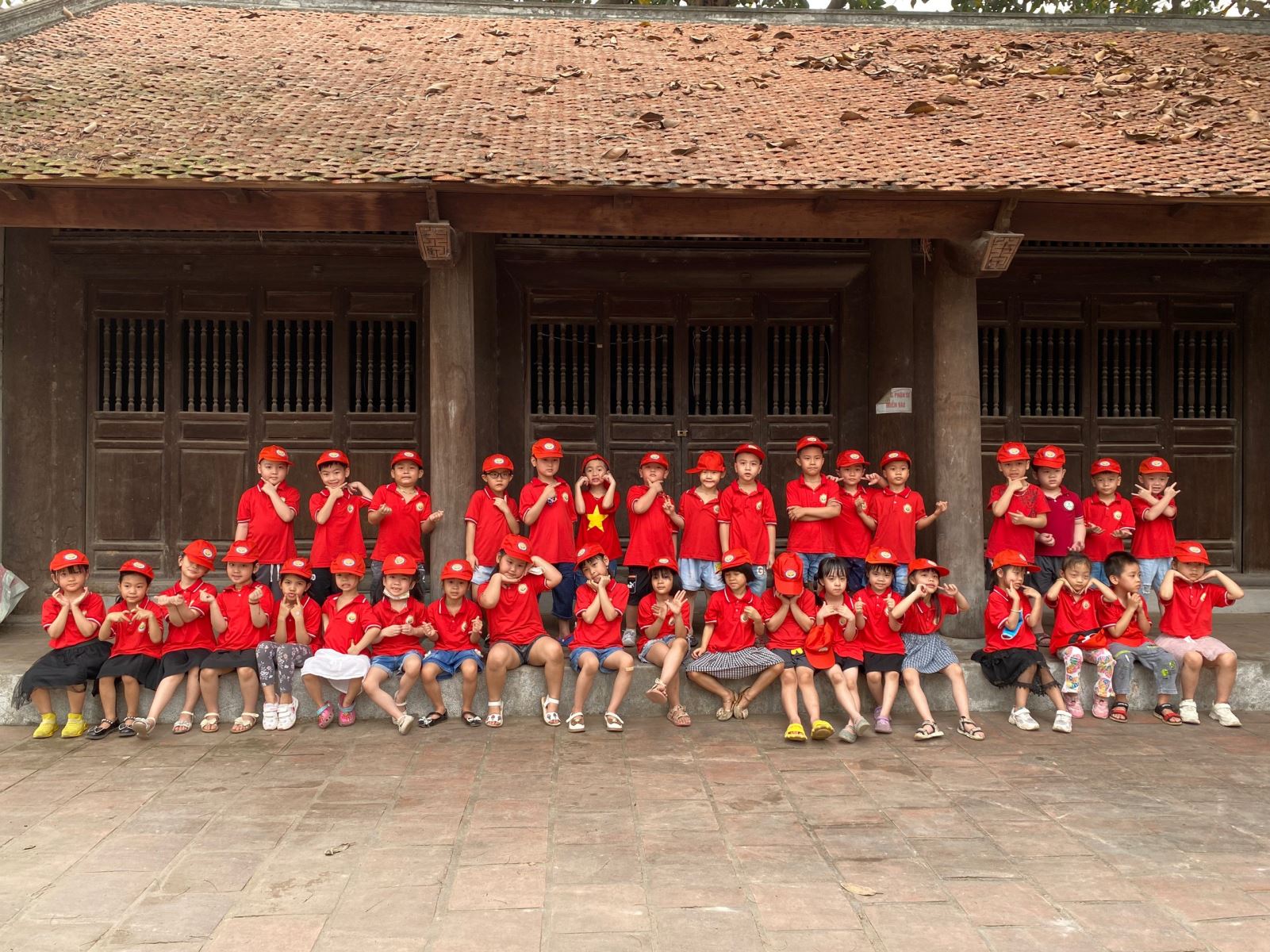 Hình ảnh các bạn nhỏ lớp MGL A2 thăm quan Đình Làng Thanh Am