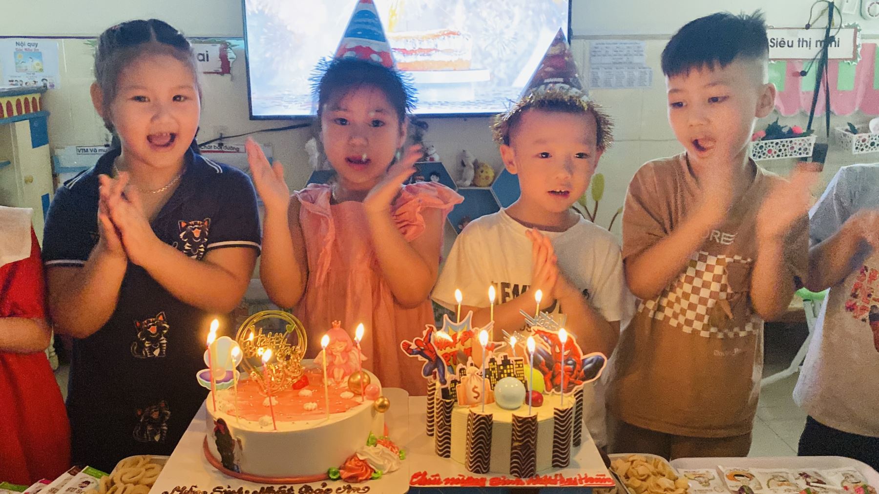 Hình ảnh các bé lớp MGL A2 vui chúc mừng sinh nhật bạn Bảo An và Huy Hoàng