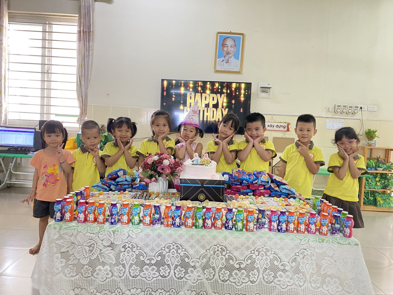 Hình ảnh các bé lớp MGL A2 vui chúc mừng sinh nhật bạn Tuệ Nhi