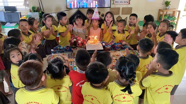 Cô trò lớp MGL A2 chúc mừng sinh nhật bé Tuệ Nhi
