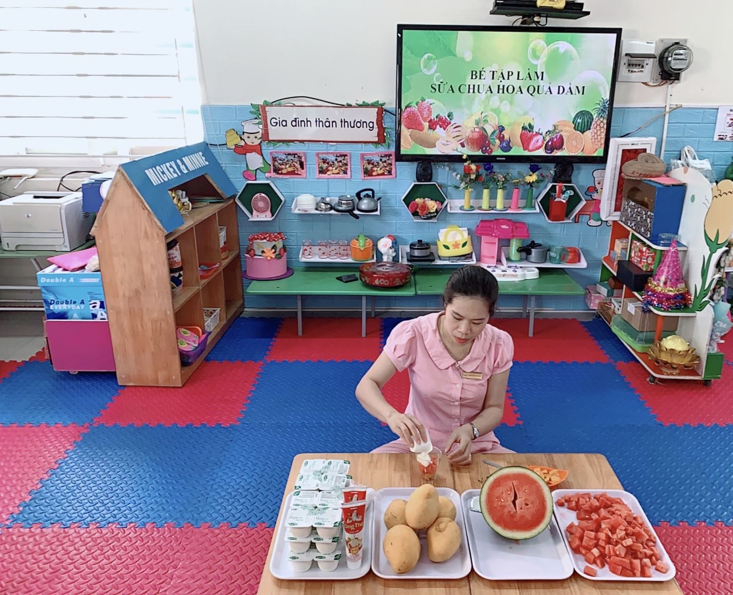 Hình ảnh bé tập làm sữa chua hoa quả dầm