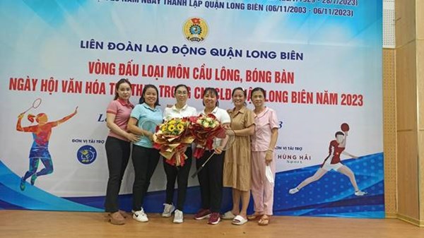 Thi đấu cầu lông đôi nữ trong   Ngày hội văn hoá - thể thao   quận Long Biên