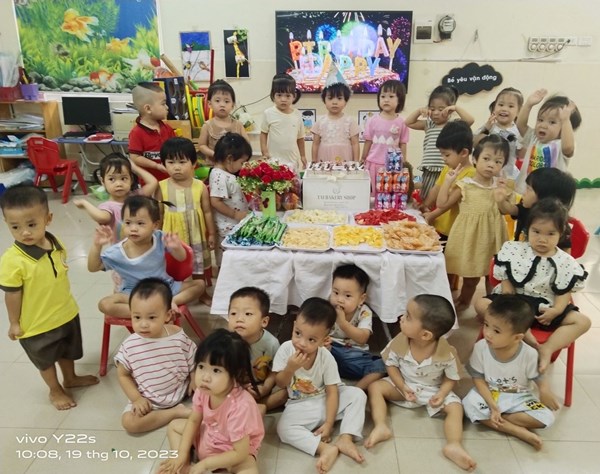 Lớp nhà trẻ D1 chúc mừng sinh nhật bạn Kiều Minh Châu.
