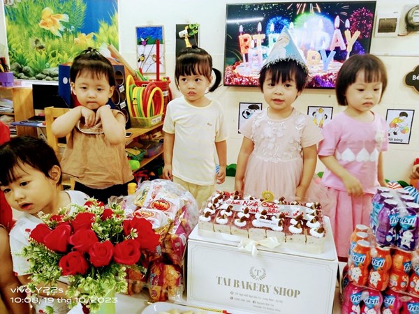 Lớp nhà trẻ D1 chúc mừng sinh nhật bạn Kiều Minh Châu.