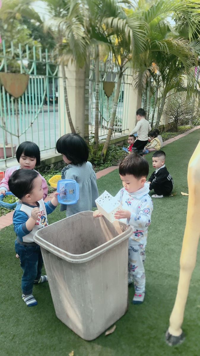 Ảnh các bé lớp nhà trẻ D1 tham gia hoạt động nhặt lá vàng rơi ở khu vườn cổ tích