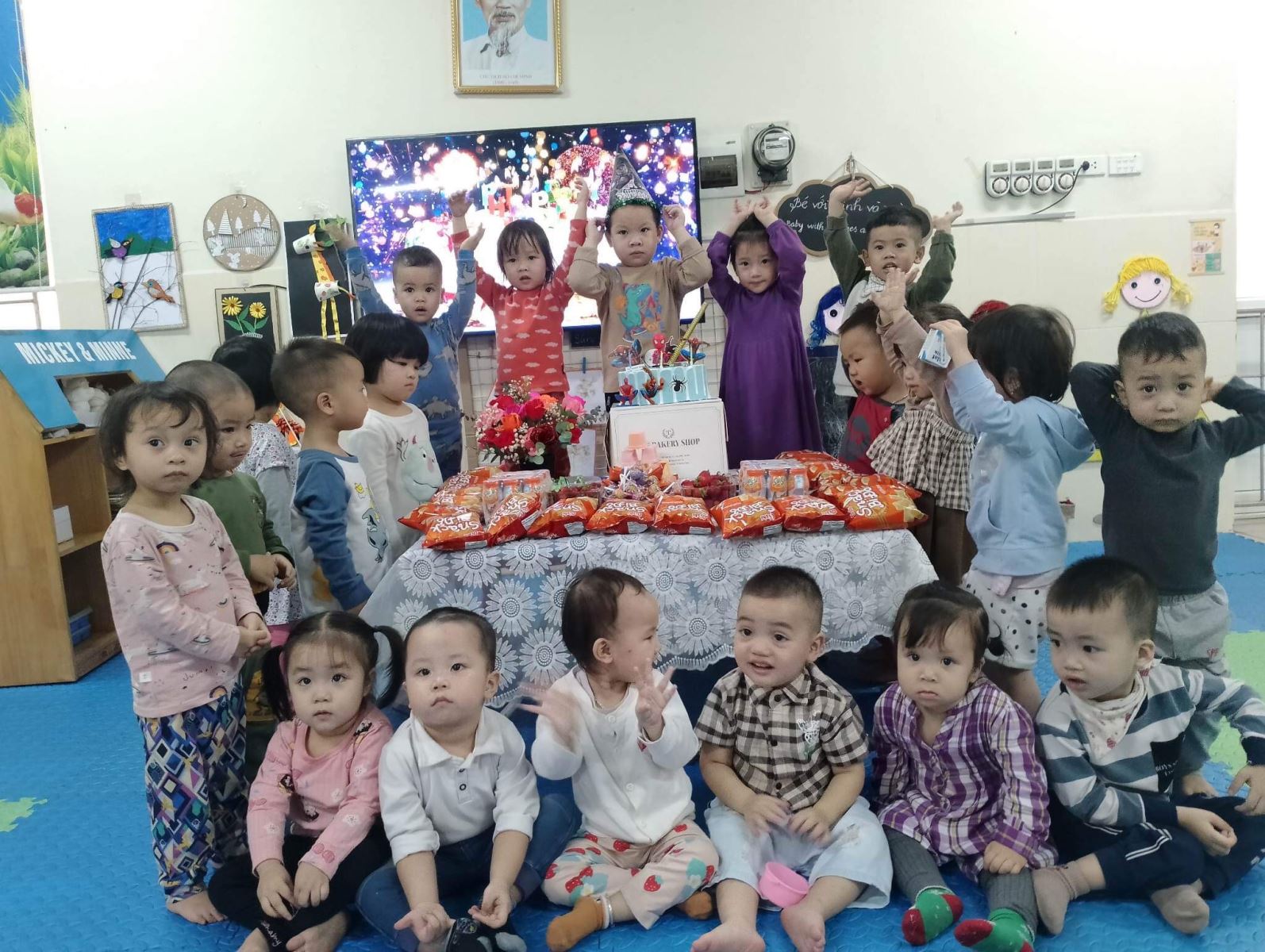 Một số hình ảnh Cô và các bạn lớp nhà trẻ D1 chúc mừng sinh nhật Bảo Khánh