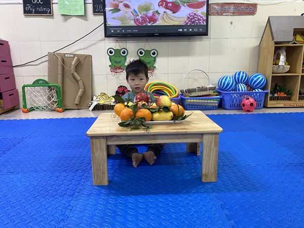 Các bé lớp D2 học nhận biết một số loại trái cây
