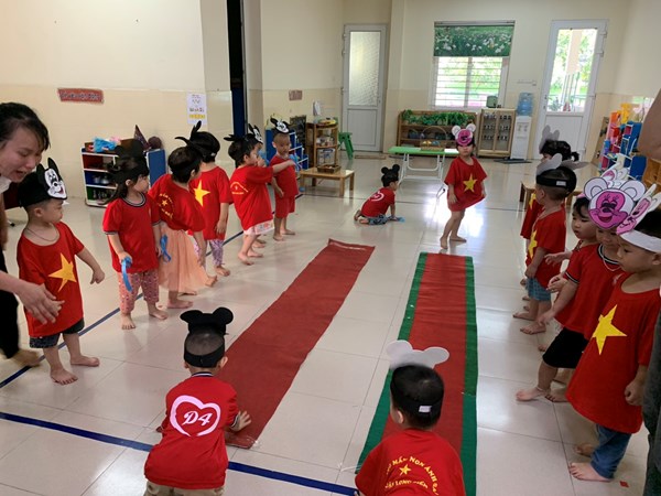 Hình ảnh các bé lớp MGB C1 trong giờ học thể dục.