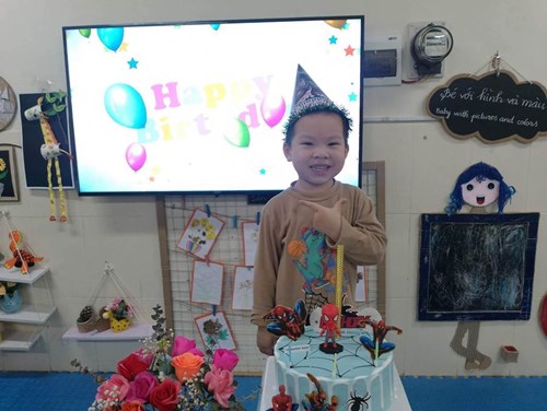 Cô và các bạn lớp nhà trẻ D1 chúc mừng sinh nhật Bảo Khánh.
