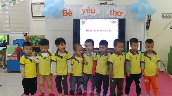 Hình ảnh các bé lớp MGB C1 trong giờ học thơ Bàn tay cô giáo