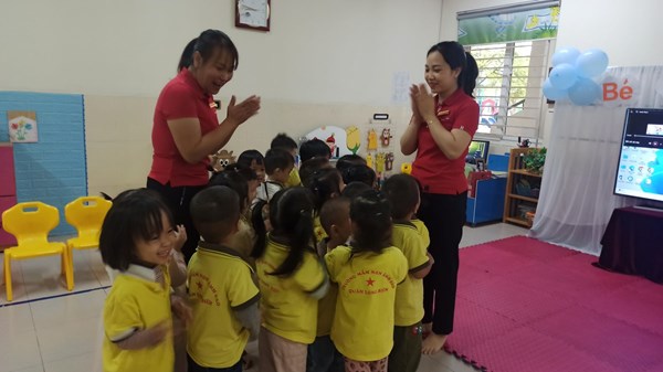 Hình ảnh các bé lớp MGB C1 trong giờ học thơ Bàn tay cô giáo