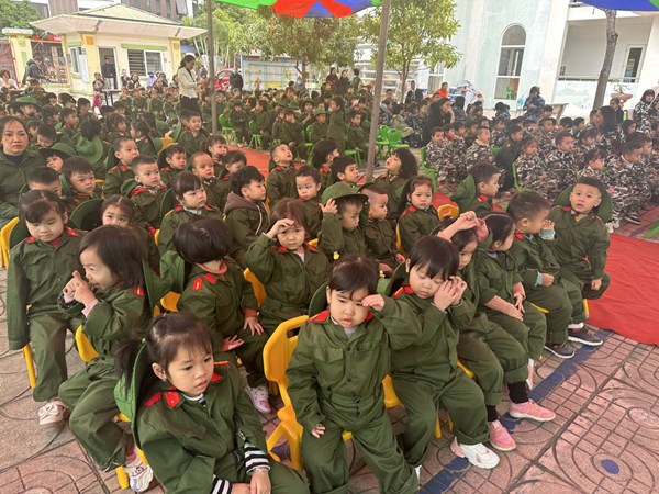 Tập làm chiến sĩ chào mừng ngày thành lập Quân đội nhân dân 22/12 của các bé lớp C1.