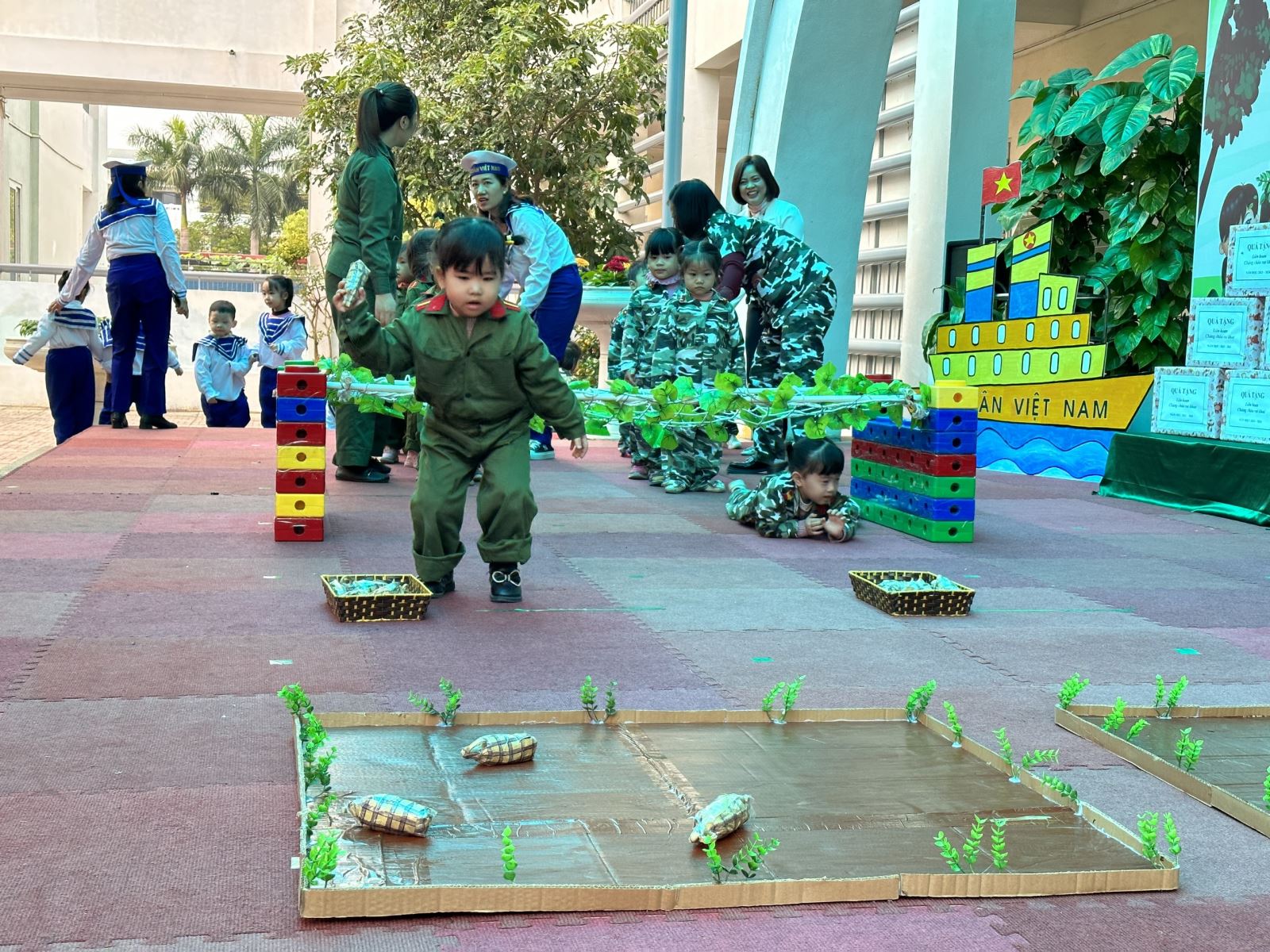 Tập làm chiến sĩ chào mừng ngày thành lập Quân đội nhân dân 22/12 của các bé lớp C1.