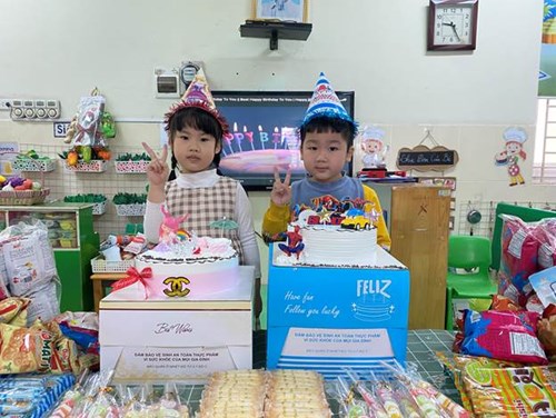 Các bạn nhỏ lớp MGN B2 chúc mừng sinh nhật 2 bạn Khánh Vy và Minh Dũng