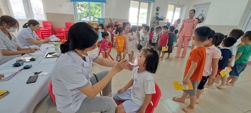Trường mầm non Bắc Biên phối hợp với Trạm Y tế phường Ngọc Thụy tổ chức khám sức khỏe đầu năm học 2023 -2024