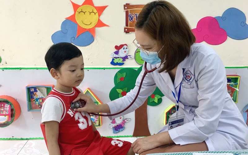 Trường mầm non Bắc Biên phối hợp với trạm y tế phường Ngọc Thụy tổ chức khám sức khỏe lần 2 cho học sinh năm học 2022 -2023