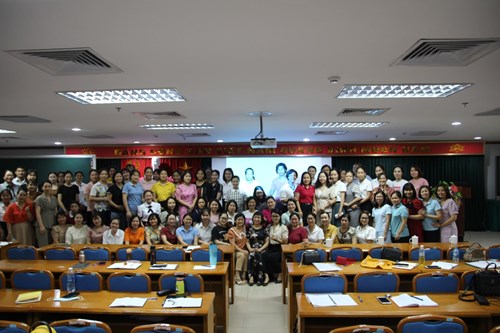 Nhân viên y tế trường mầm non Bắc Biên và nhân viên y tế các trường học trên địa bàn quận Long Biên tham gia lớp bồi dưỡng sơ cấp cứu nội khoa 