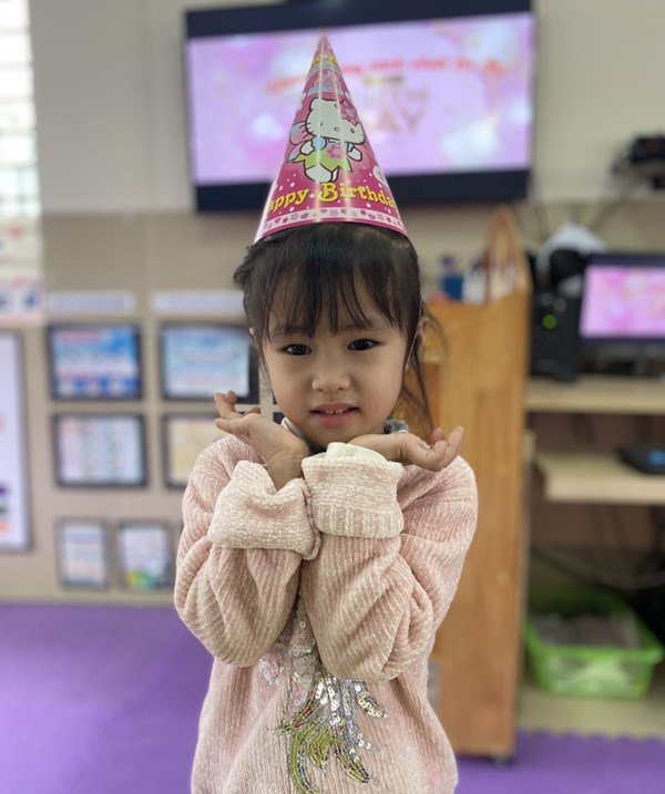 Cô trò lớp MGB C2 vui mừng tổ chức sinh nhật cho bạn Hà My