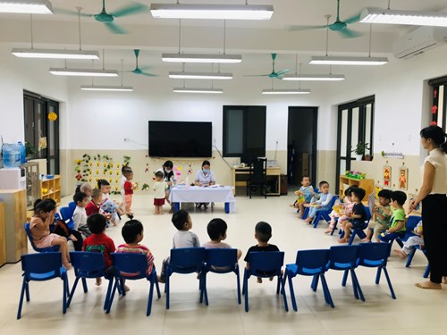  Trung tâm y tế phường Phúc Lợi tổ chức khám sức khỏe cho các bé Lớp Nhà trẻ D2 .