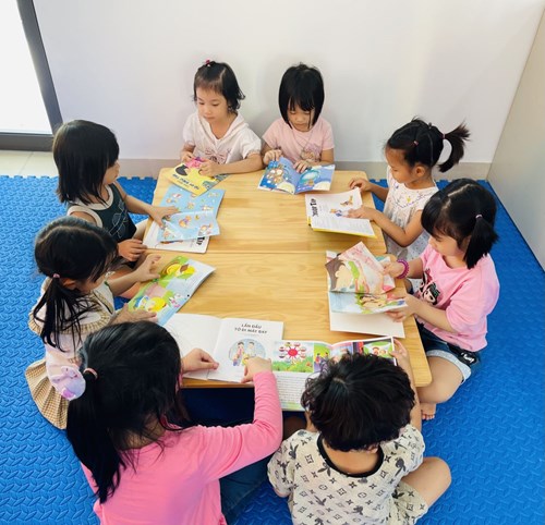 Lớp MGL A1 tham gia đọc sách ở phòng thư viện của trường.