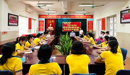 Trường mầm non Bồ Đề tổ chức tập huấn kiến thức Phòng chống dịch bệnh và an toàn vệ sinh thực phẩm.