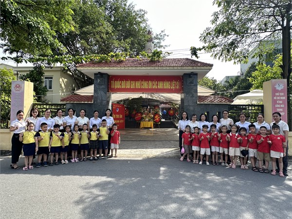 Cô và trò trường Mầm non Bồ Đề tổ chức dâng hương Đài tưởng niệm phường Bồ Đề.