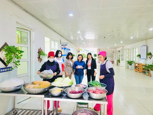 Trường mầm non Bồ Đề duy trì phối hợp với phụ huynh giám sát công tác giao nhận thực phẩm tại bếp ăn