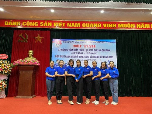 Chi đoàn thanh niên trường Mầm non Chim Én dự Lễ mít tinh Kỷ niệm 92 năm ngày thành lập Đoàn TNCS Hồ Chí Minh và diễn đàn “Thanh niên với Đảng – Đảng với thanh niên”