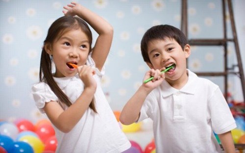 Hướng dẫn các bước đánh răng cho trẻ mầm non đúng cách