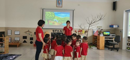 Cô giáo Nguyễn Thanh Huyền  Lớp bé C3 - Tham gia tiết thi giáo viên giỏi cấp trường năm học 
