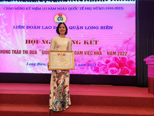 Cô giáo Nguyễn Thị Lan được Liên đoàn Lao động Quận Long Biên  tặng giấy khen  “ Giỏi việc nước, đảm việc nhà” năm 2022