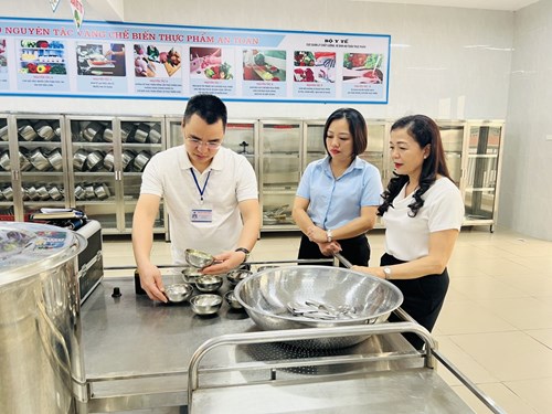 Trường mầm non Cự Khối đón đoàn kiểm tra  y tế quận Long Biên