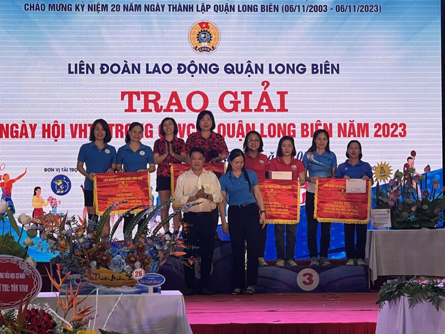 Công đoàn viên trường mầm non Cự Khối tham gia Hội thi kéo co trong công nhân, viên chức, lao động quận Long Biên năm 2023 