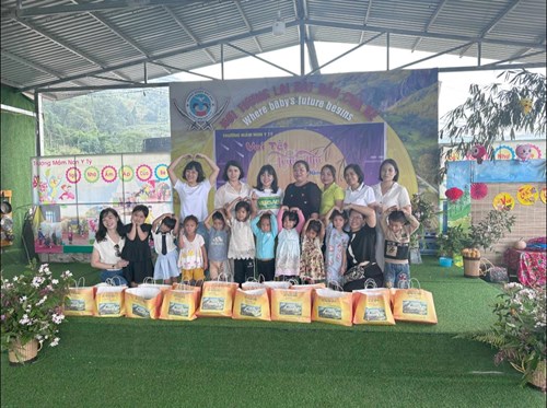 Trường Mầm non Đô thị Sài Đồng  thăm và tặng quà các bé  của trường Mầm non Y tý-Thôn Tả Gì Xàng- xã Y Tý- huyện Bát Xát- Tỉnh Lào Cai,  nhân dịp Tết Trung thu 2023-2024.