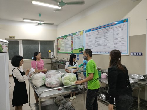 Phụ huynh kiểm tra giám sát việc thực hiện giao nhận thực phẩm tại Trường mầm non đô thị Việt Hưng
