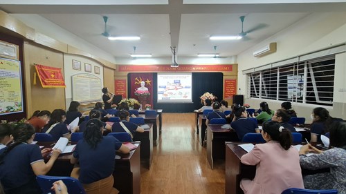 Trường mầm non Đô thị Việt Hưng tổ chức tập huấn về việc đảm bảo an toàn thực phẩm, bếp ăn tập thể tại trường học.