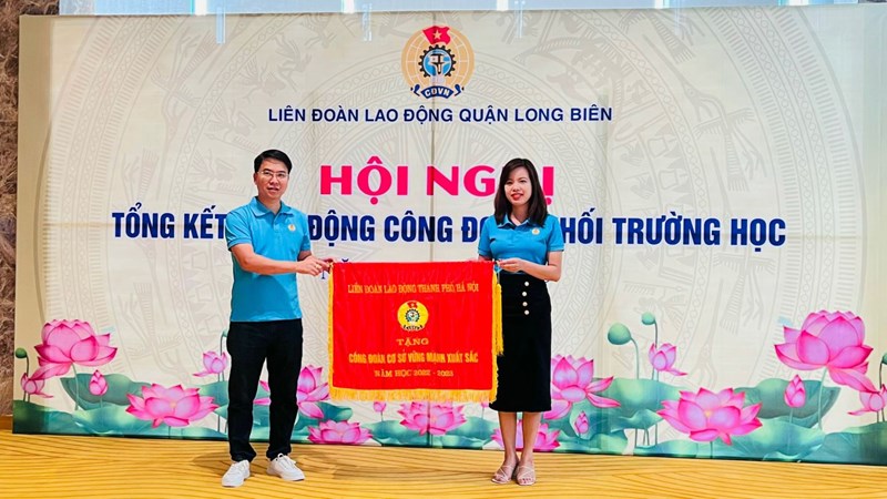 Công đoàn trường MN Đô thị Việt Hưng vinh dự nhận được Cờ thi đua của Liên đoàn lao động thành phố Hà Nội