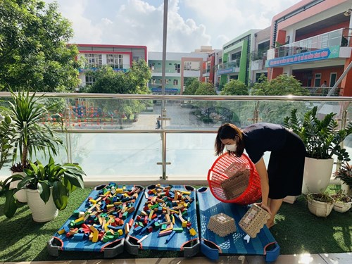 Trường mầm non Đô thị Việt Hưng tổ chức tổng vệ sinh phòng chống dịch bệnh sốt xuất huyết, chân tay miệng, đau mắt đỏ.