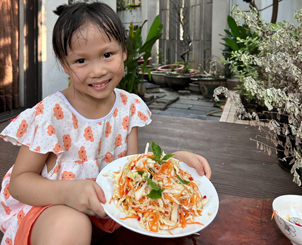 Cô bé 5 tuổi nấu được hơn 50 món ăn