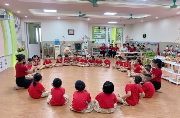 Trường MN Đô thị Việt Hưng tổ chức chuyên đề “Đổi mới hình thức tổ chức hoạt động giáo dục lấy trẻ làm trung tâm, ứng dụng phương pháp Unis”
