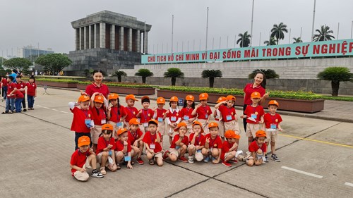 Trường mầm non Đô Thị Việt Hưng tổ chức cho trẻ khối mẫu giáo đi tham quan Lăng Bác, Nhà hát múa rối Việt Nam