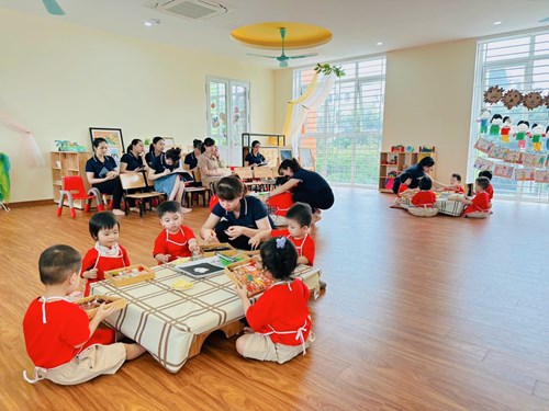 Trường mầm non Đô thị Việt Hưng tổ chức kiến tập Trường chuyên đề “Xây dựng môi trường giáo dục lấy trẻ làm trung tâm” 