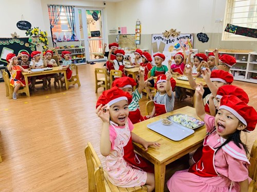 Trường mầm non Đô Thị Việt Hưng tổ chức hoạt động bé vui Tết Hàn Thực năm học 2022-2023